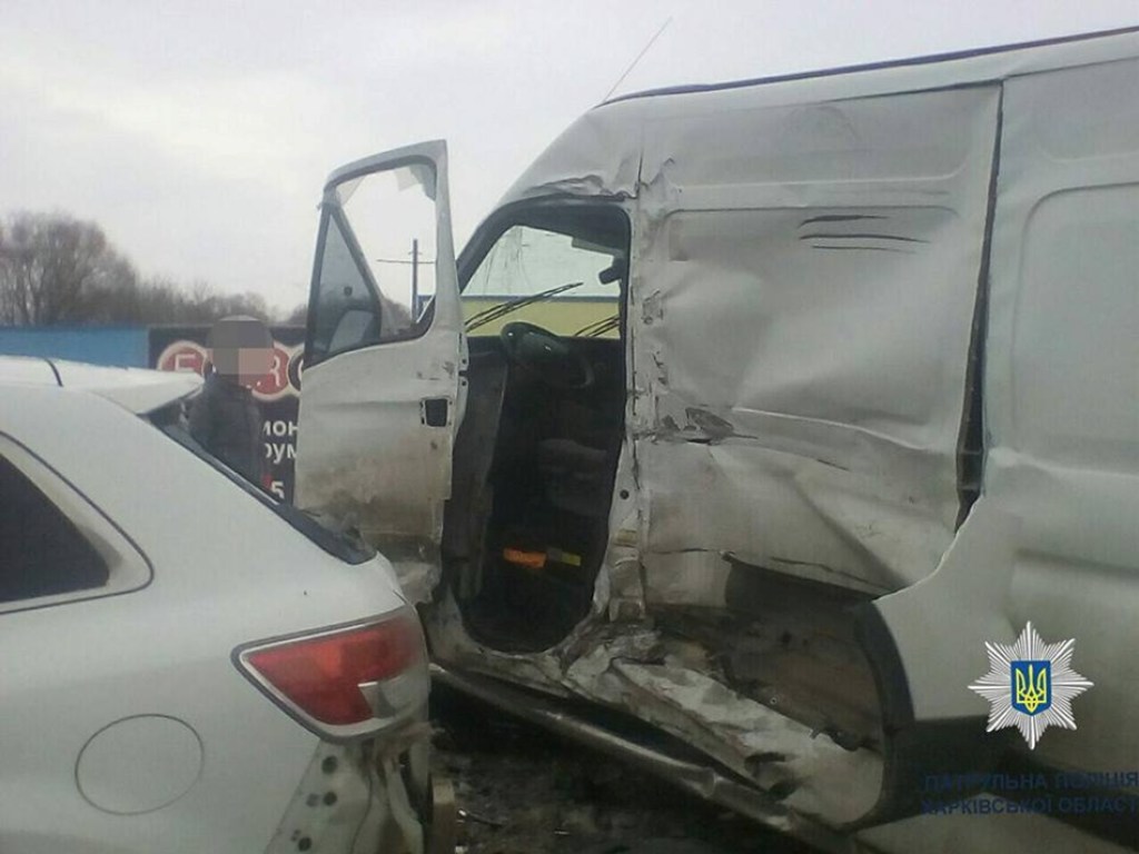 В Харькове грузовик протаранил пять иномарок на «встречке» (ФОТО)