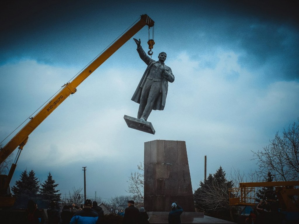 На ProZorro выставили на продажу два памятника Ленину