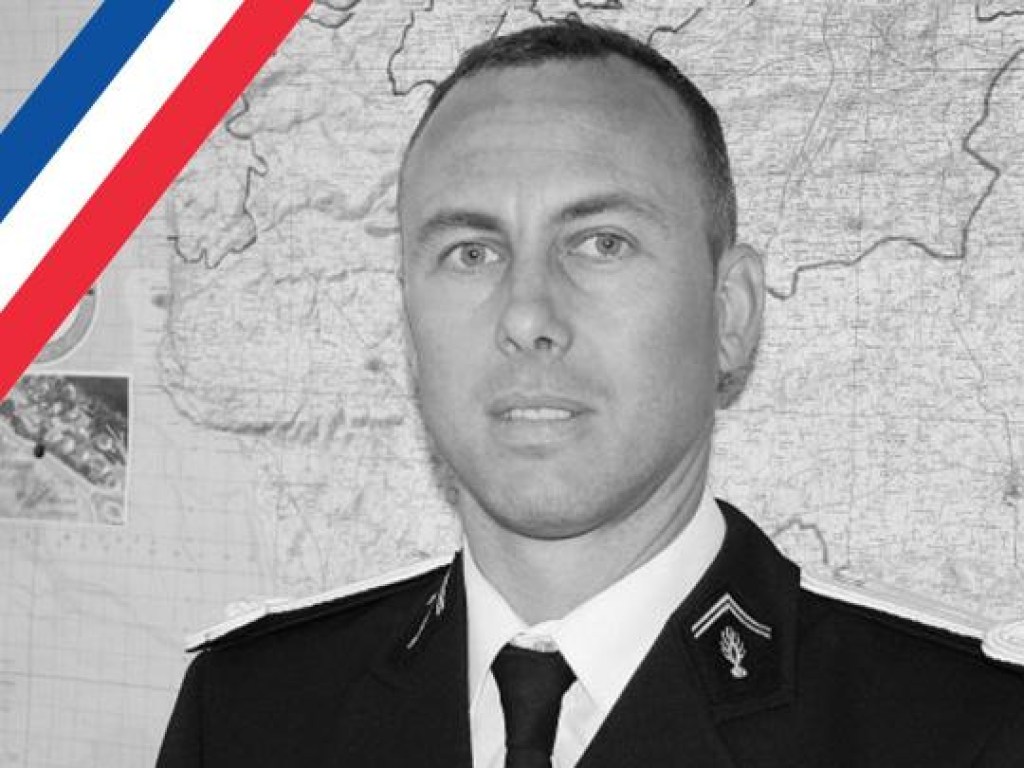 Теракт на юге Франции: Полицейский-герой скончался в больнице (ФОТО)