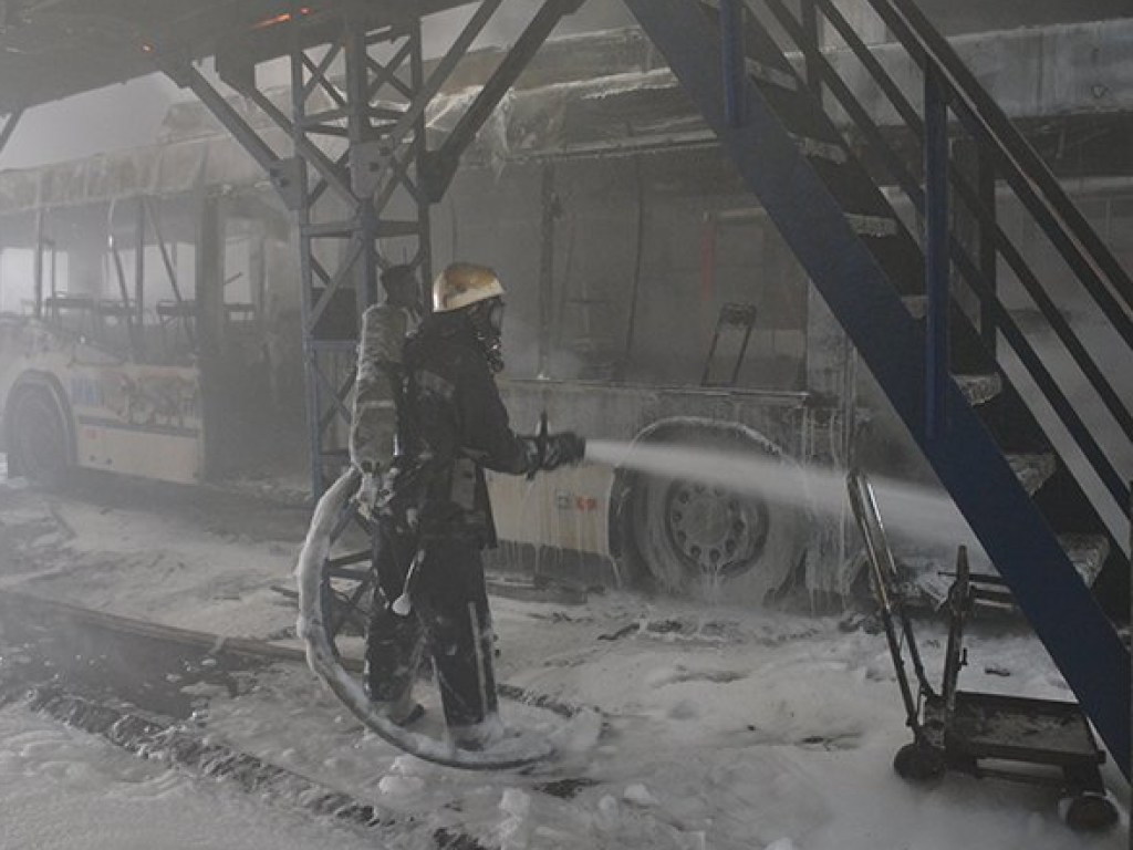 В Николаеве произошел пожар в депо: сгорел троллейбус, есть пострадавшие (ФОТО)