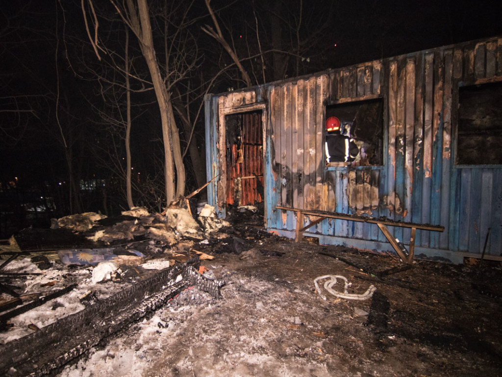 На Сырце в Киеве неизвестные подожгли строительные бытовки (ФОТО)