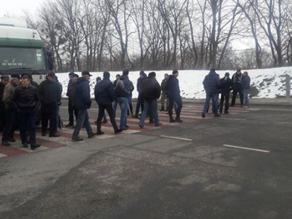 Активисты вновь блокировали трассу «Киев-Чоп» из-за плохих дорог (ФОТО)