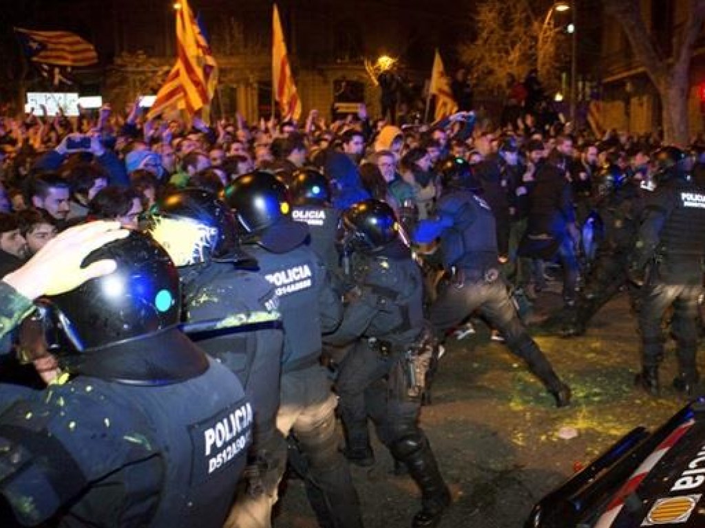 27 человек пострадало в ходе массовых протестов в Барселоне (ФОТО)