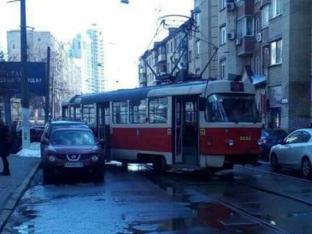 В Киеве трамвай сошел с рельсов и врезался в Lexus (ФОТО)
