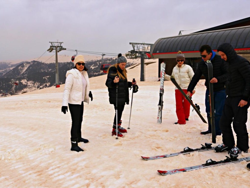В Грузии на горнолыжном курорте выпал красный снег (ФОТО)