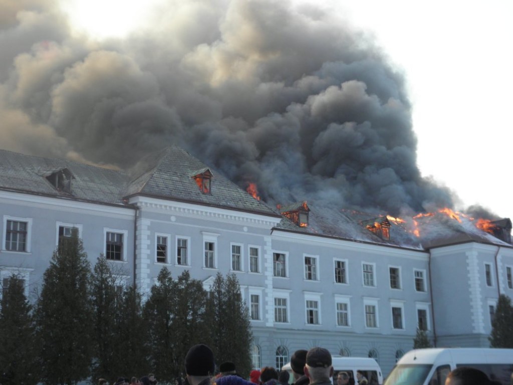 Масштабный пожар во Львовской области: Сгорел бывший коллегиум иезуитов (ФОТО)