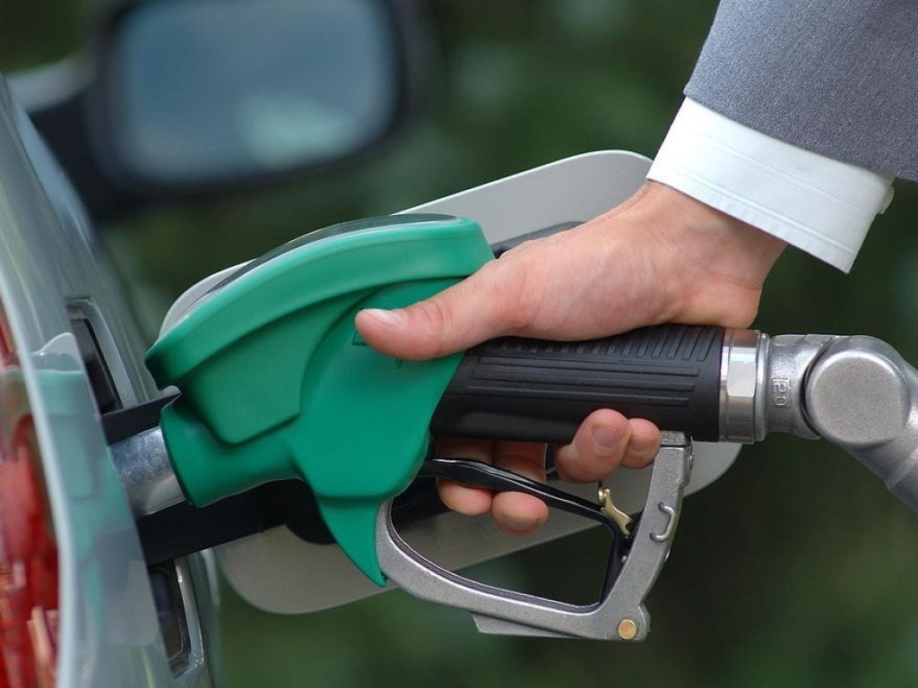 Эксперт: Одна гривна на долларе повышает цену бензина на 70 копеек