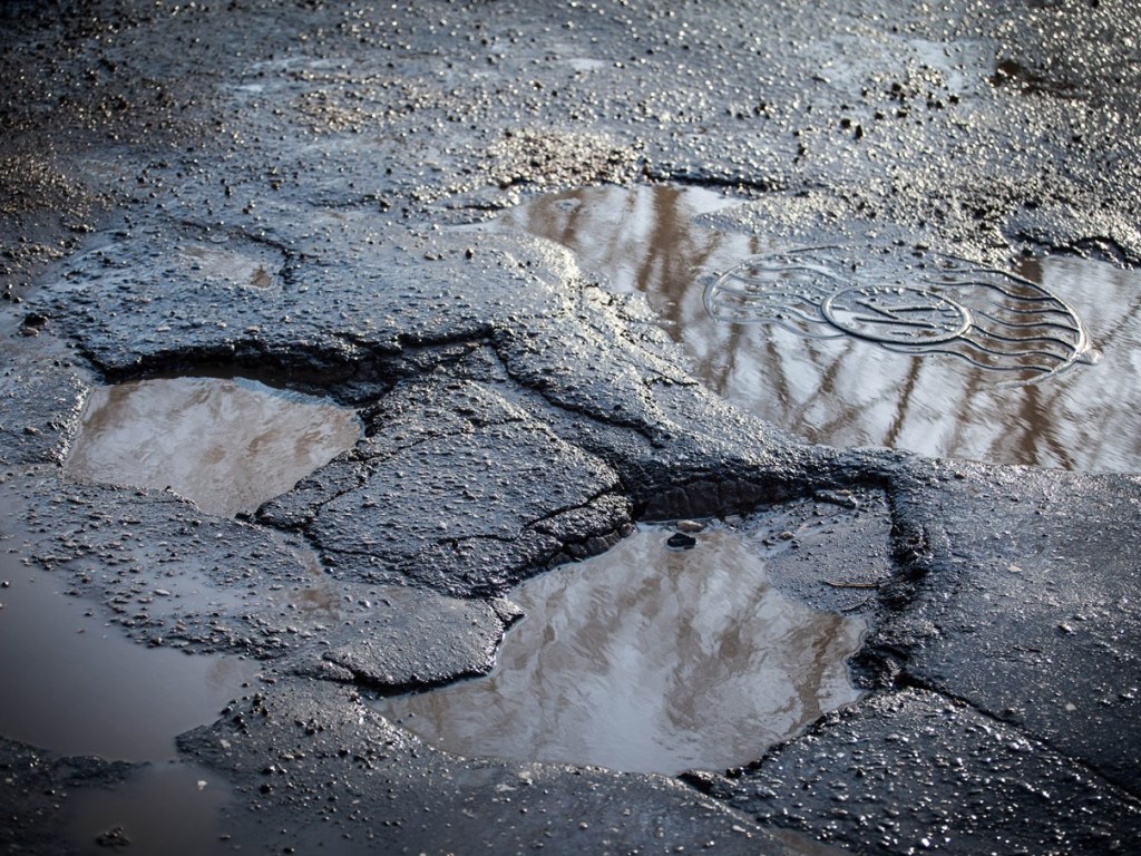 Чтобы разрешить проблему с дорогами требуется порядка двух триллионов гривен – эксперт