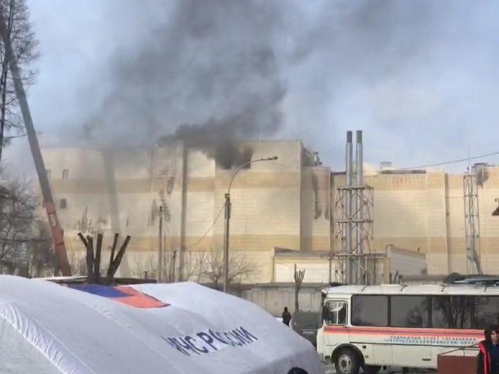 Снова горит торговый центр в Кемерово (ФОТО)