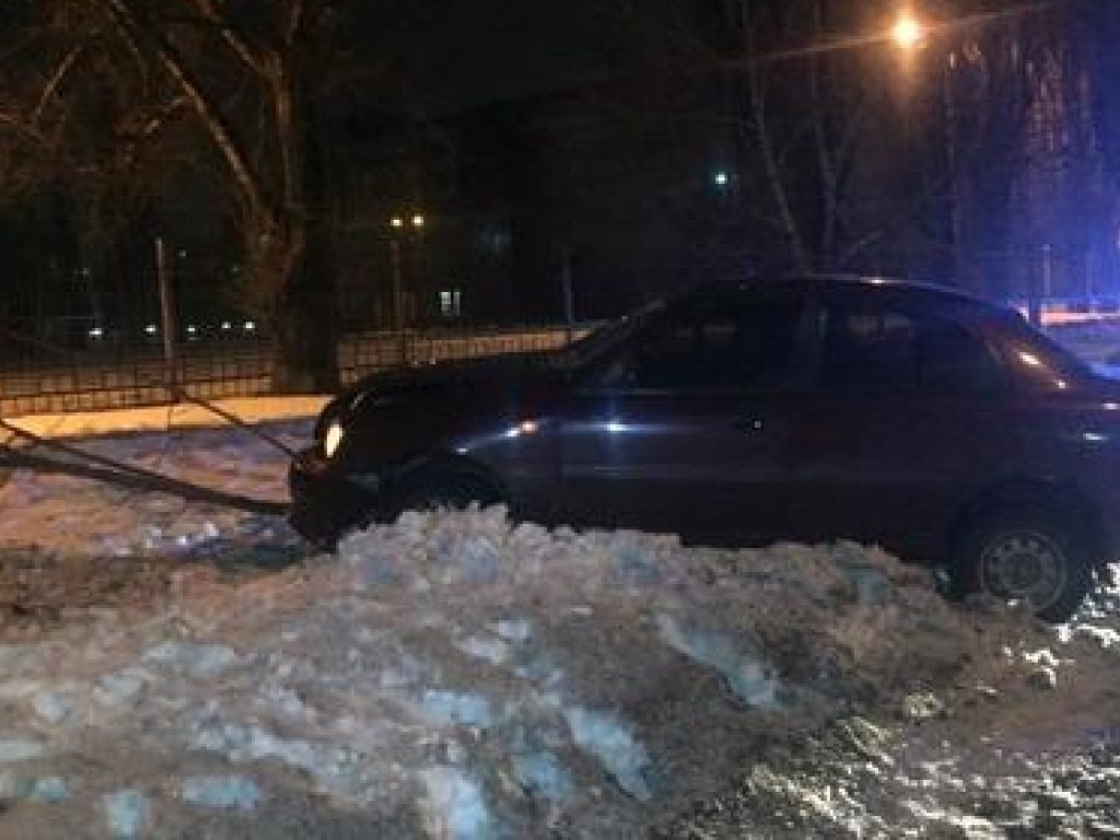 В Кривом Роге в результате ДТП на скользкой дороге пострадали пять человек (ФОТО)
