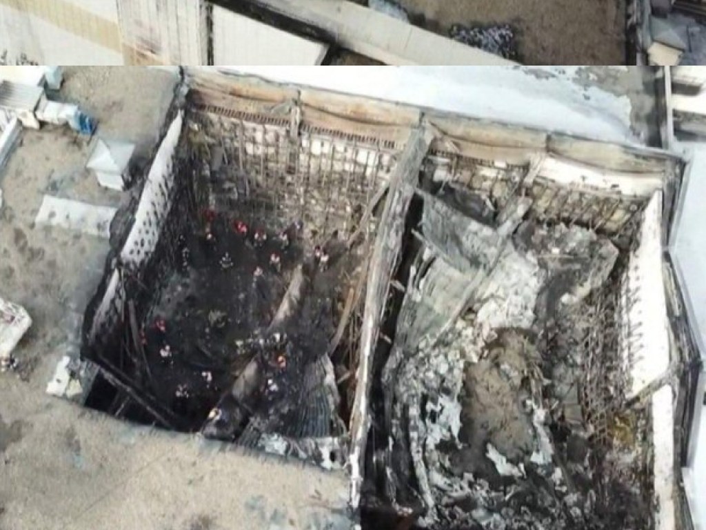 Пожар в ТЦ в Кемерово: рухнула крыша, спасатели в смертельной ловушке (ФОТО)