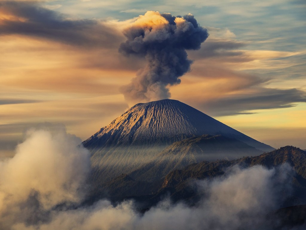 В Италии заметили пробуждение вулкана Кампи Флегрей (ВИДЕО)