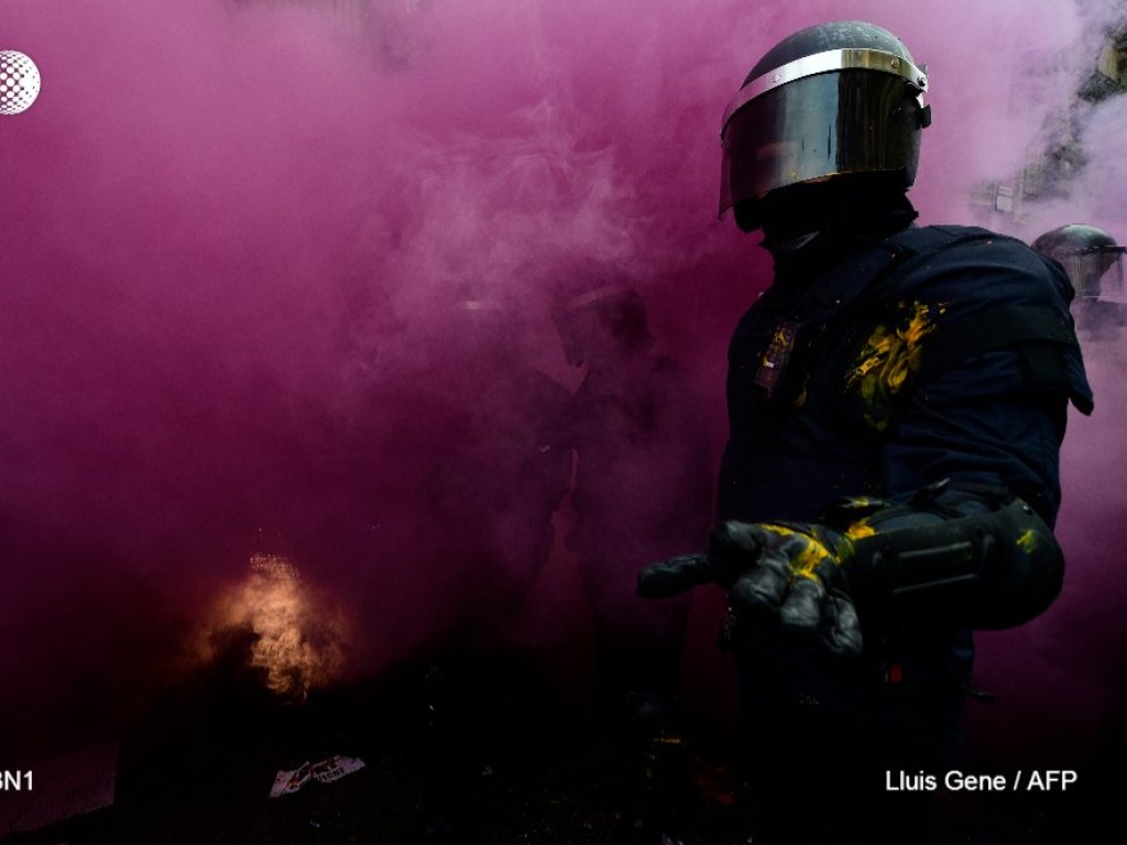 В Каталонии начались протесты после задержания Пучдемона: стычки с полицией и 100 пострадавших (ФОТО)