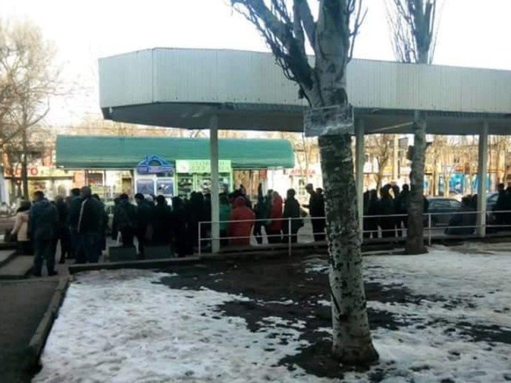В Николаеве транспортный коллапс из-за забастовки маршрутчиков: горожане толпятся на остановках (ФОТО)