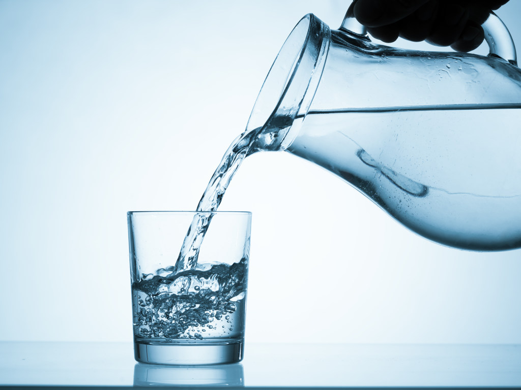 Диетолог: чтобы сохранить вес в норме, в списке напитков нужно оставить только чистую воду
