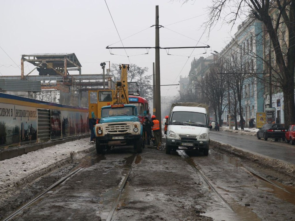 В Днепре на проспекте Яворницкого трамвай сошел с рельсов (ФОТО)