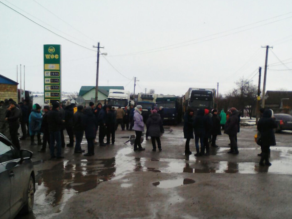 Жители Николаевской области вторые сутки блокируют «дырявую» дорогу (ФОТО)