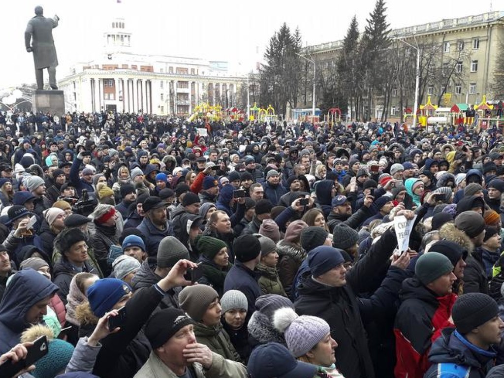 Трагедия в Кемерово:  в центре города проходит стихийный митинг (ФОТО, ВИДЕО)