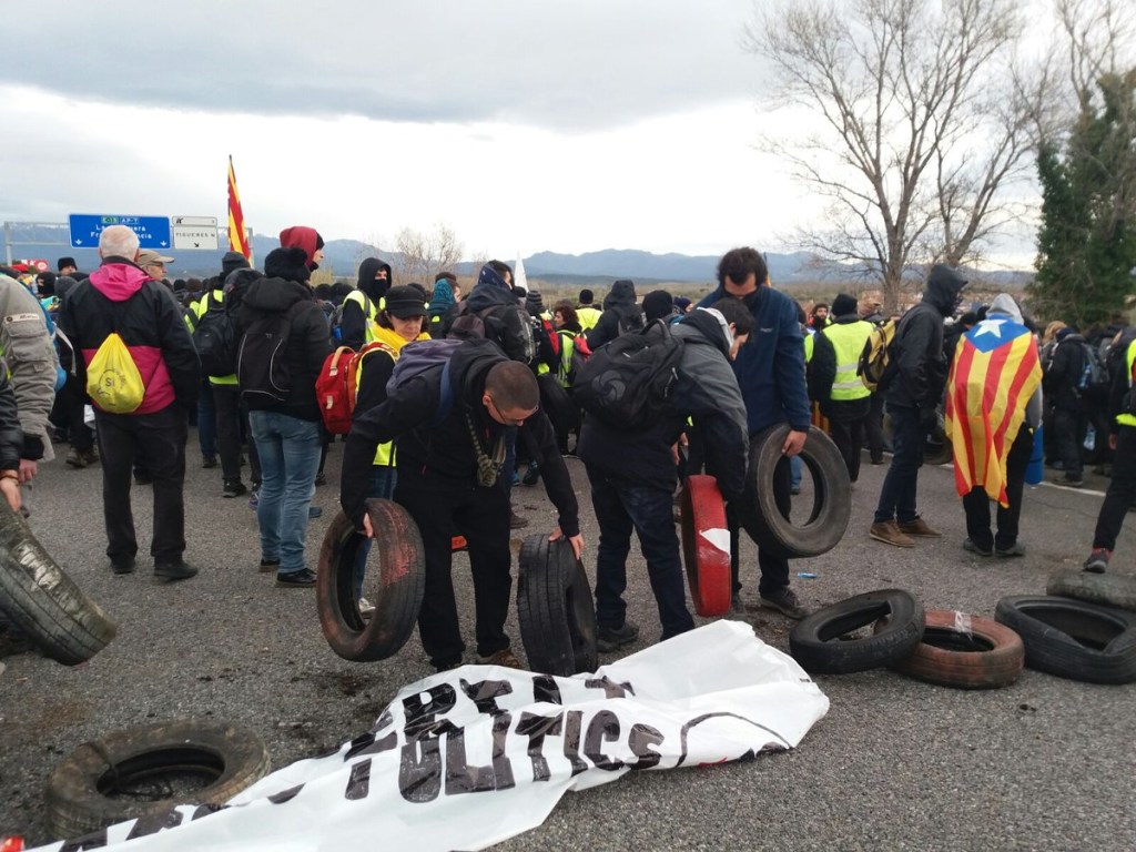 Сторонники Пучдемона в Каталонии заблокировали ключевые автомагистрали автономии (ФОТО)