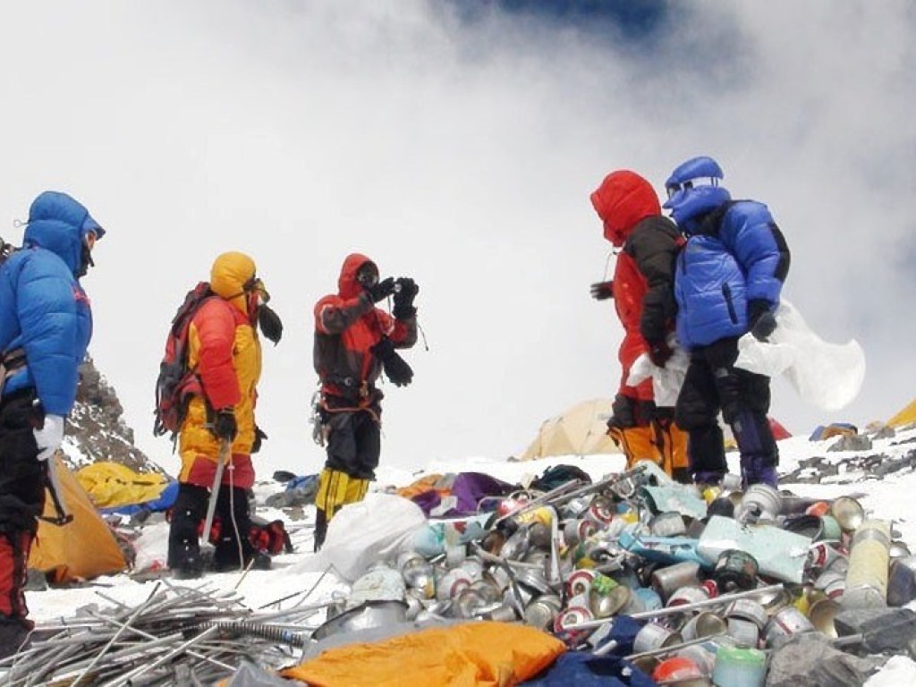 С Эвереста вывезли пять тонн мусора (ФОТО)