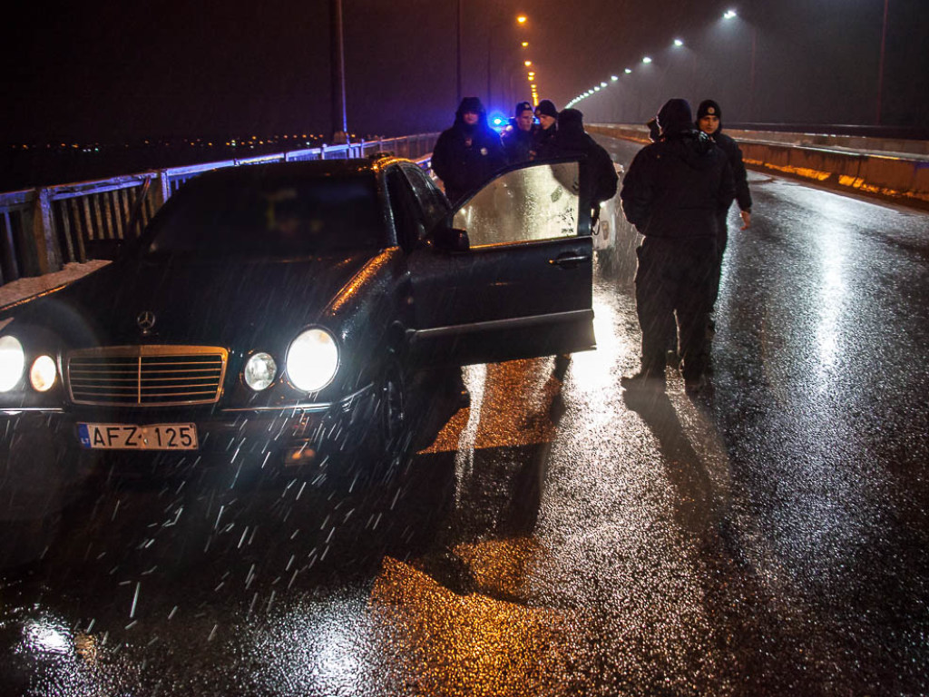 Пьяный водитель Mercedes устроил гонки с полицейскими по ночным улицам Днепра (ФОТО)