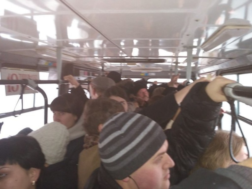 В днепровском забитом троллейбусе на головы пассажиров полилась вода (ФОТО)