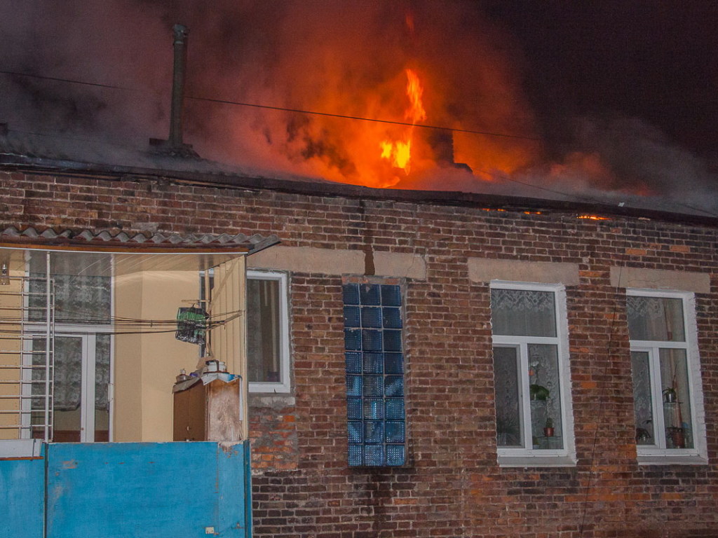 В Днепре ночью горела крыша жилого дома (ФОТО, ВИДЕО)