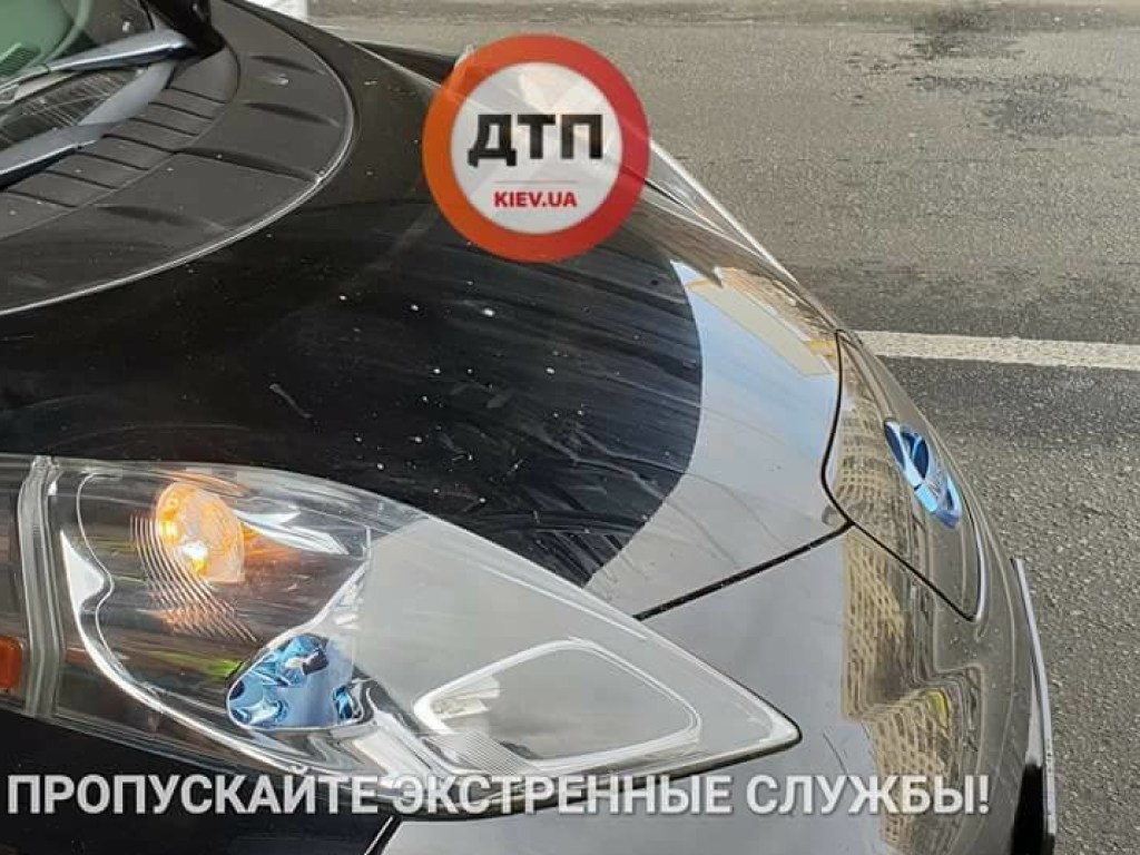 В Киеве куски бетона с Воздухофлотского моста разбили автомобиль (ФОТО)