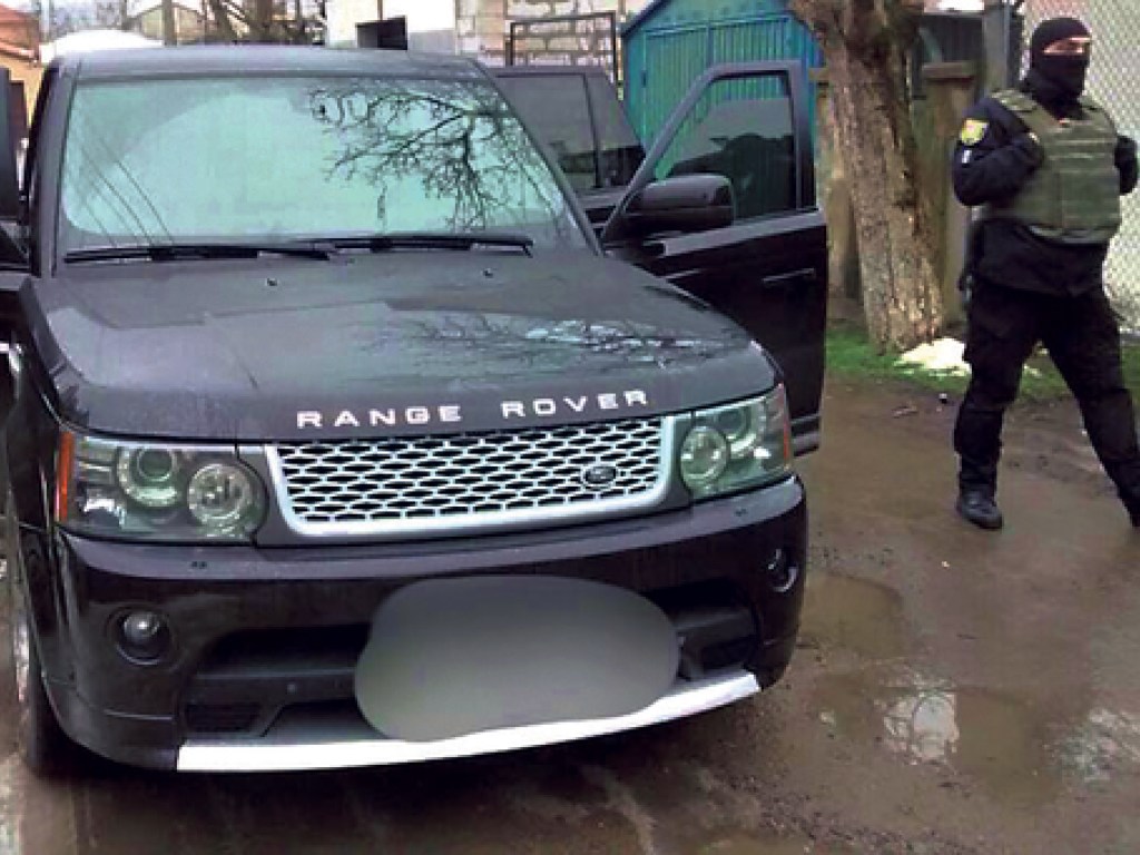 В Одессе у криминальных туристов на Range Rover нашли оружие, украденное у военных (ФОТО)