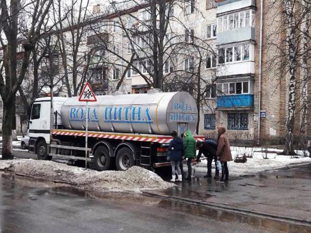 В Киеве организуют подъезд автоцистерн с водой в связи с отключением воды