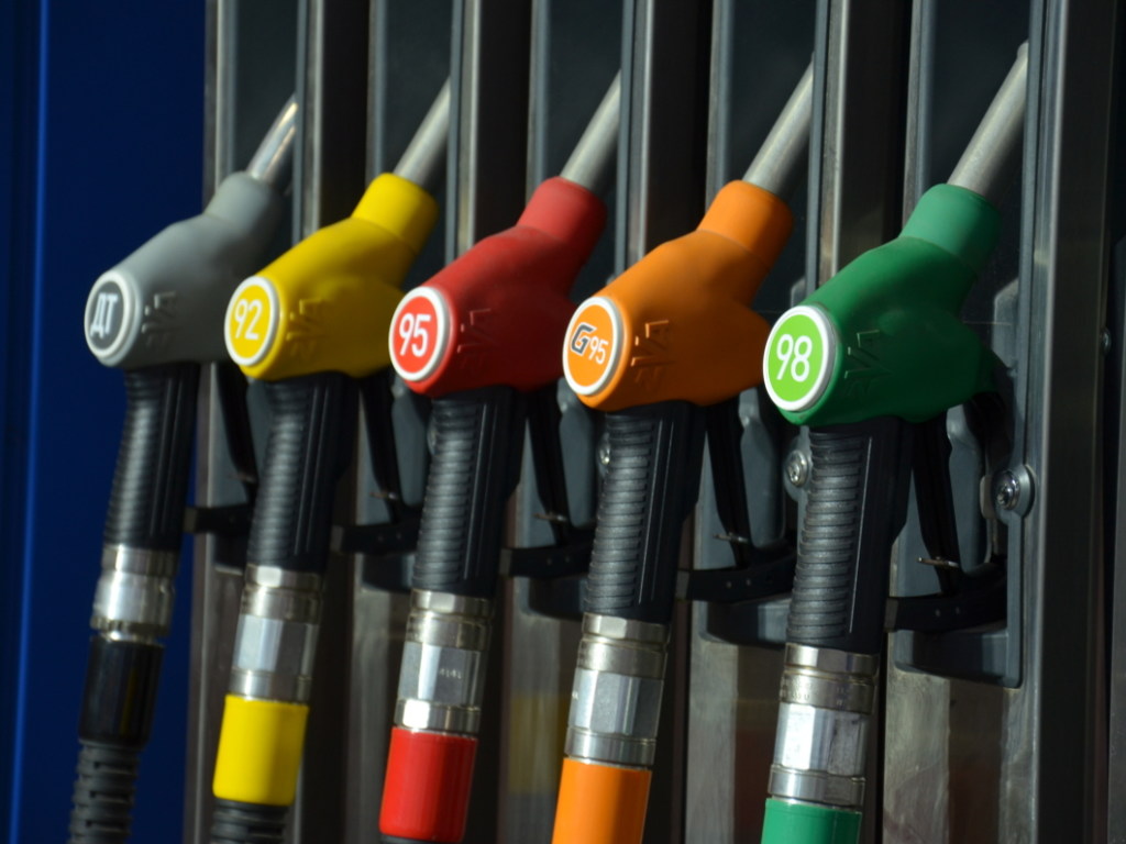 Бензин А-95 на АЗС Киевщины стоит от 27,59 до 31,49 гривны за литр