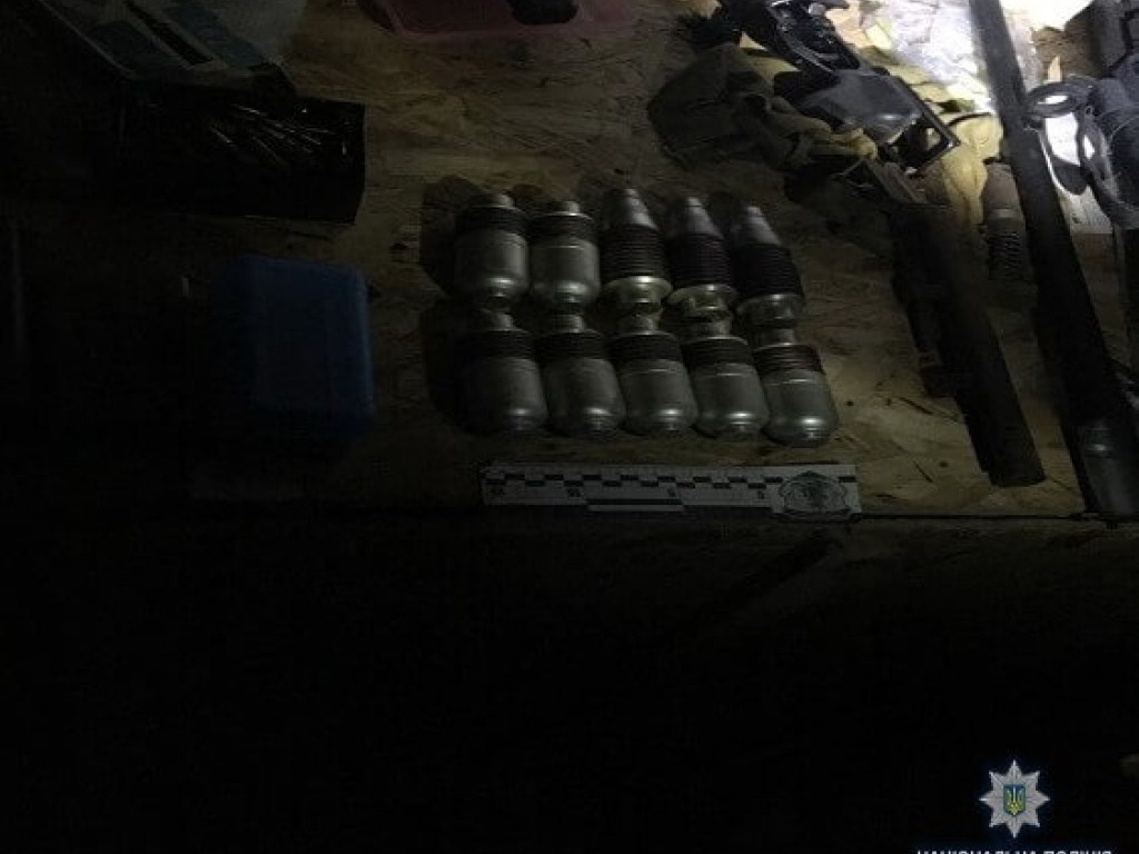 В киевском гараже обнаружили лабораторию по производству кокаина и арсенал оружия (ФОТО)