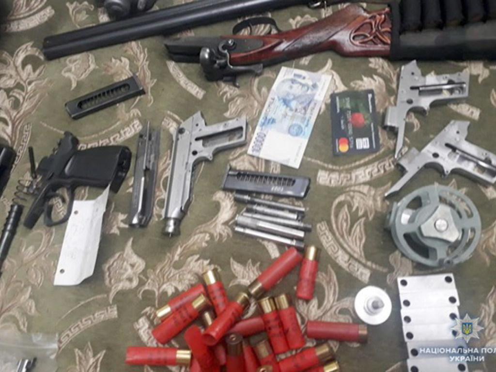 В Хмельницкой области нашли пять автоматов Калашникова, четыре винтовки и огнестрельные авторучки (ФОТО)