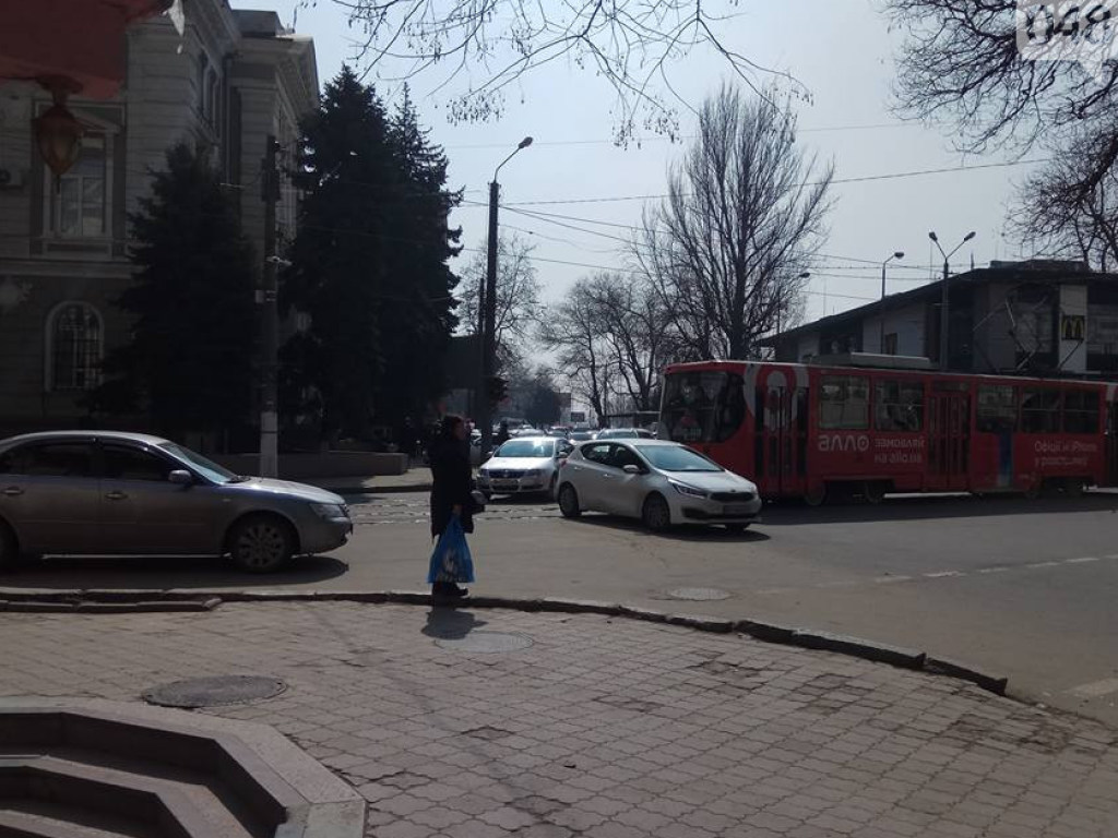 В центре Одессы лихач въехал под трамвай (ФОТО)