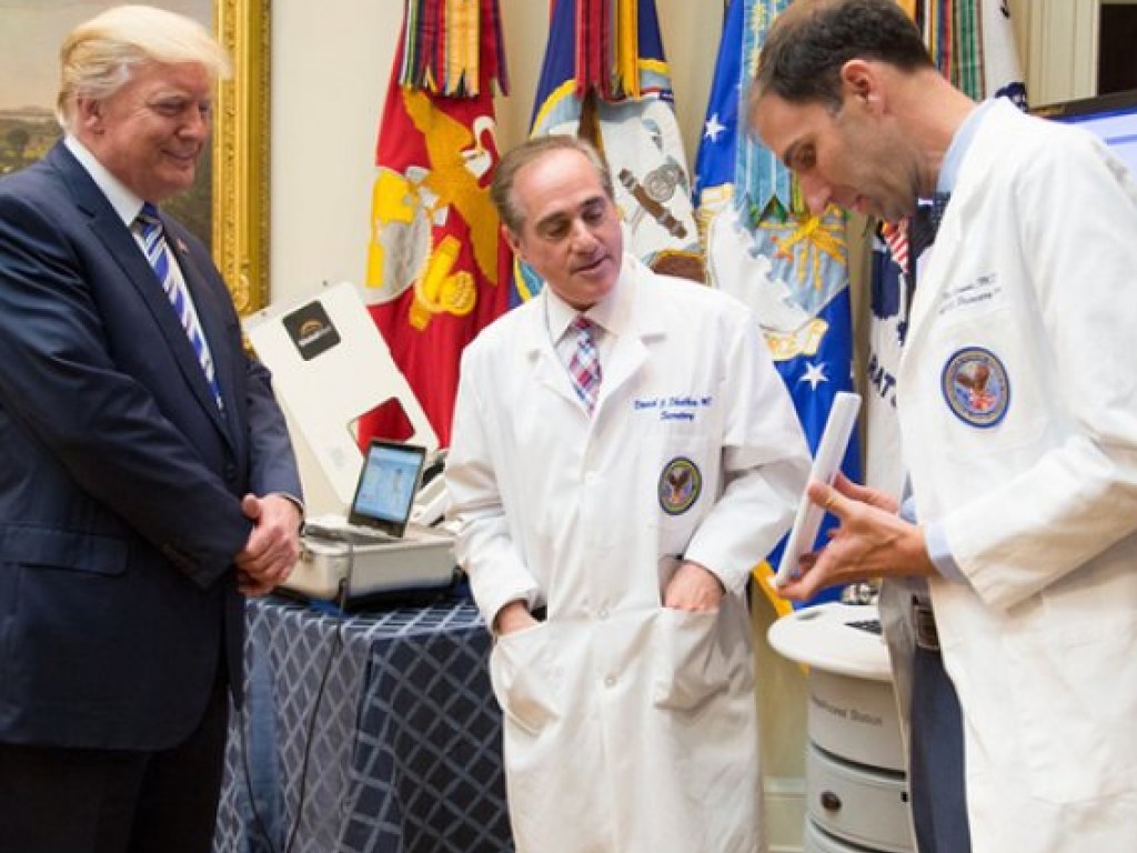 Трамп назначил личного врача министром по делам ветеранов (ФОТО)