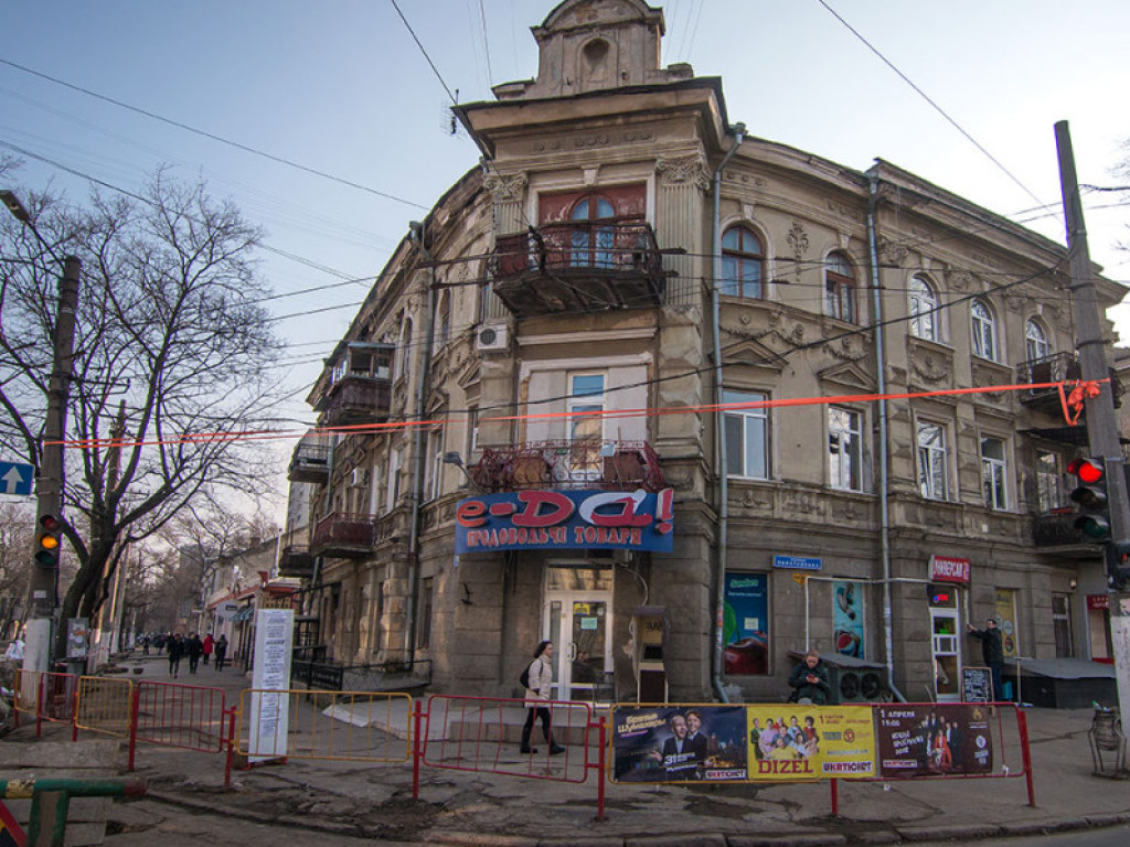 В Одессе незадачливые рабочие подкопали фонарный столб, опора может рухнуть в любой момент (ФОТО)