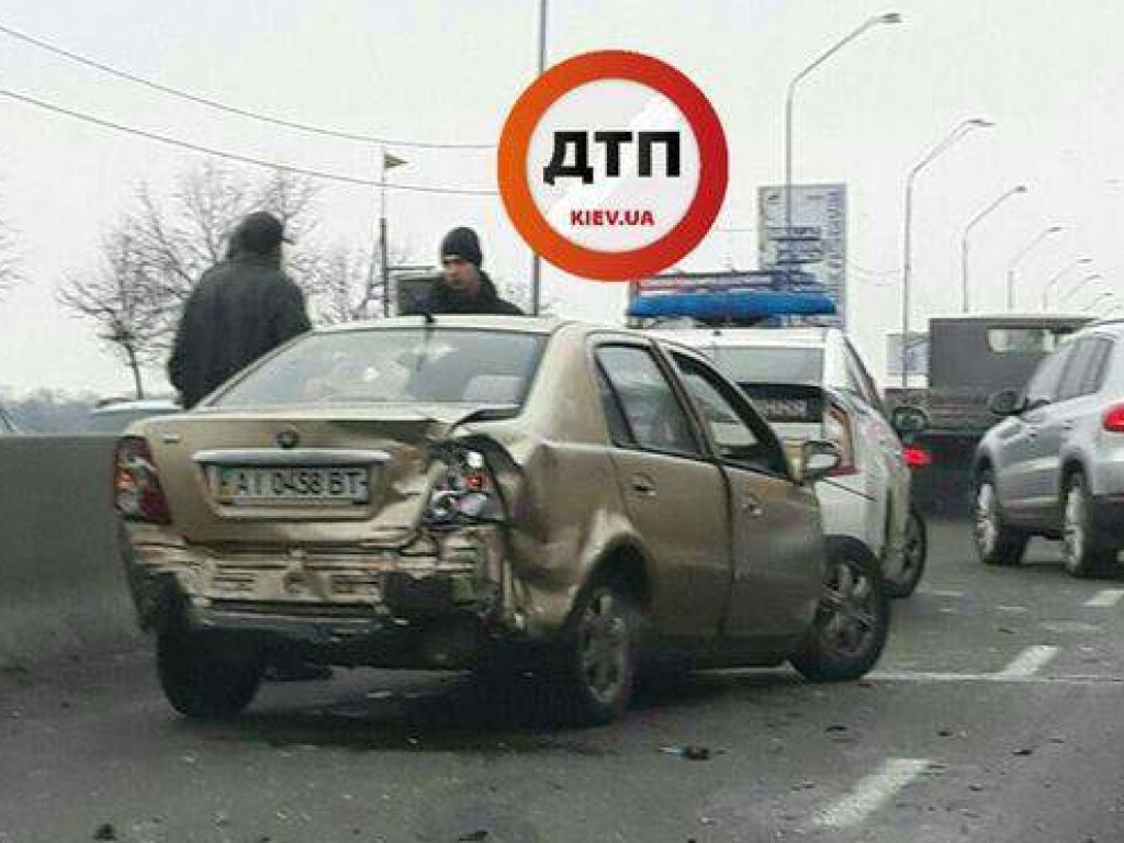 На Набережном шоссе в Киеве произошло тройное ДТП, образовалась «тянучка» (ФОТО)