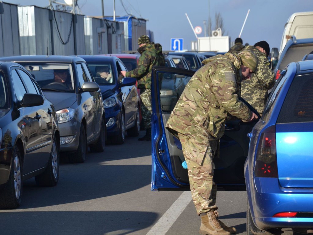 На КПВВ на Донбассе в очередях стоят 290 автомобилей