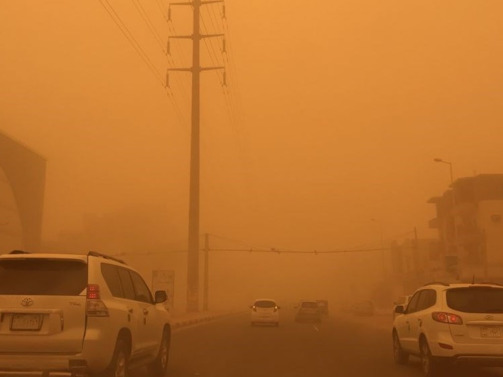 В оранжево-красных тонах: Судан накрыла песчаная буря (ФОТО)