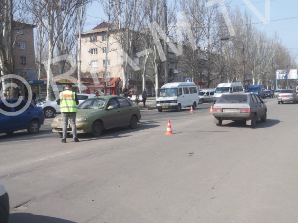 Молодого пешехода-нарушителя дважды сбили на автодороге Мелитополя, парень в тяжелом состоянии (ФОТО)