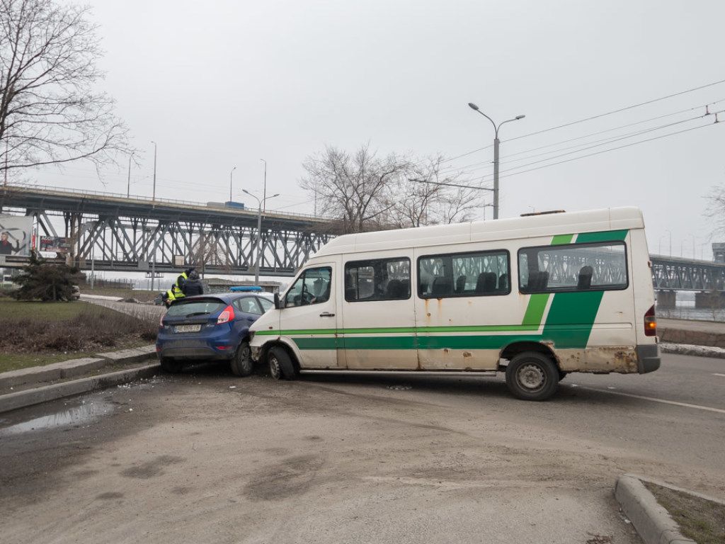 ДТП в Днепре: микроавтобус протаранил Ford, водителя легковушки госпитализировали (ФОТО, ВИДЕО)