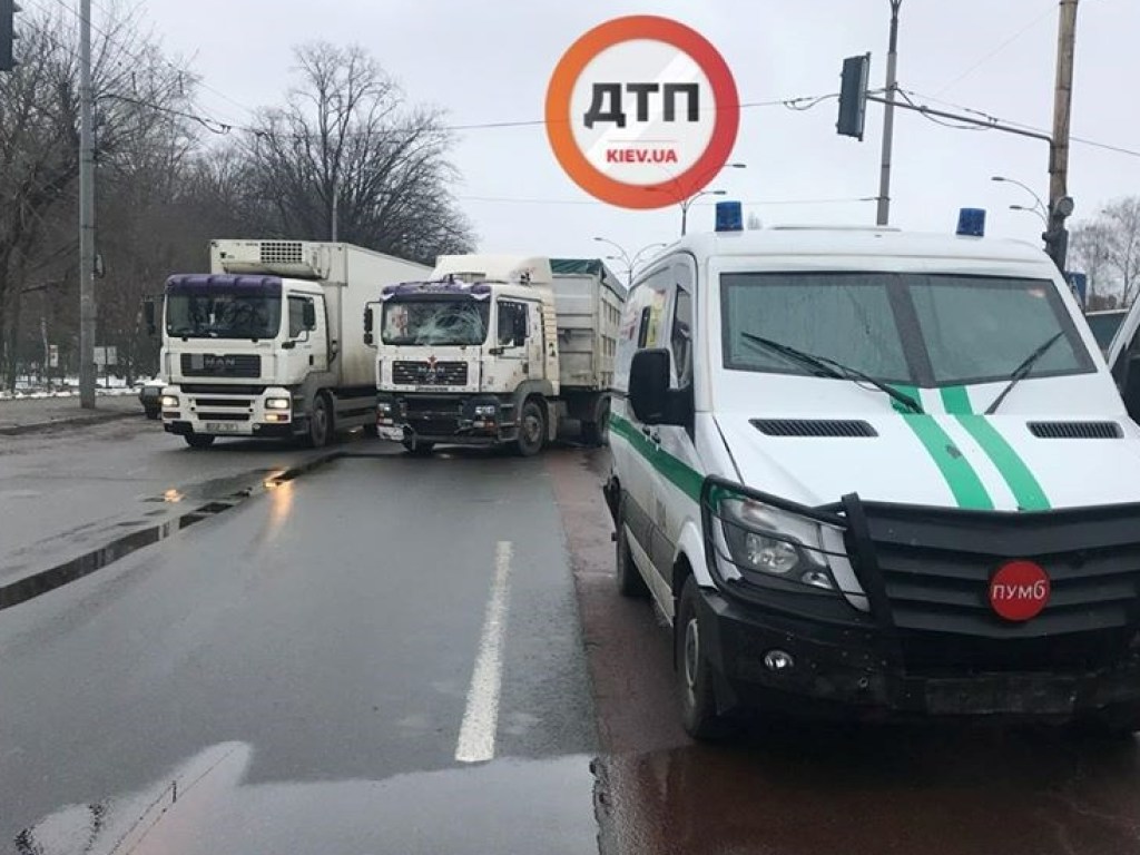 В Киеве инкассаторы угодили в ДТП с фурой (ФОТО)