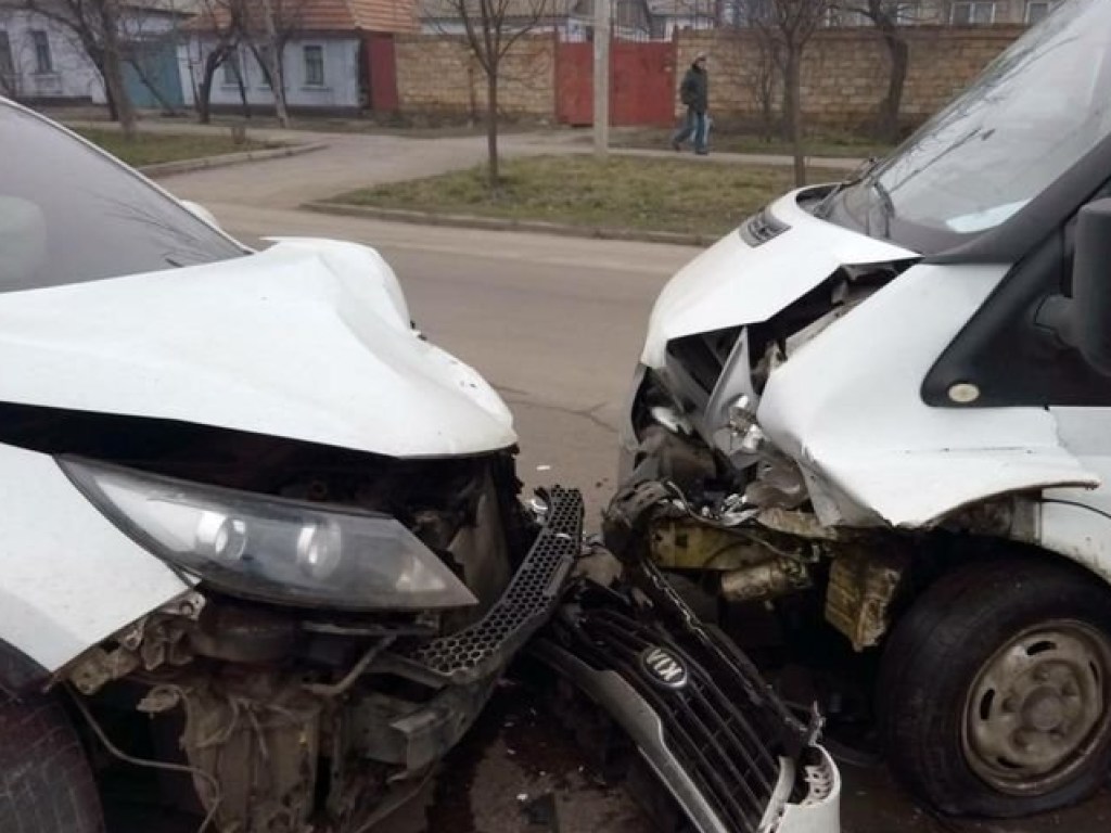 В Николаеве столкнулись лоб в лоб микроавтобус и кроссовер, девушка попала в больницу (ФОТО)