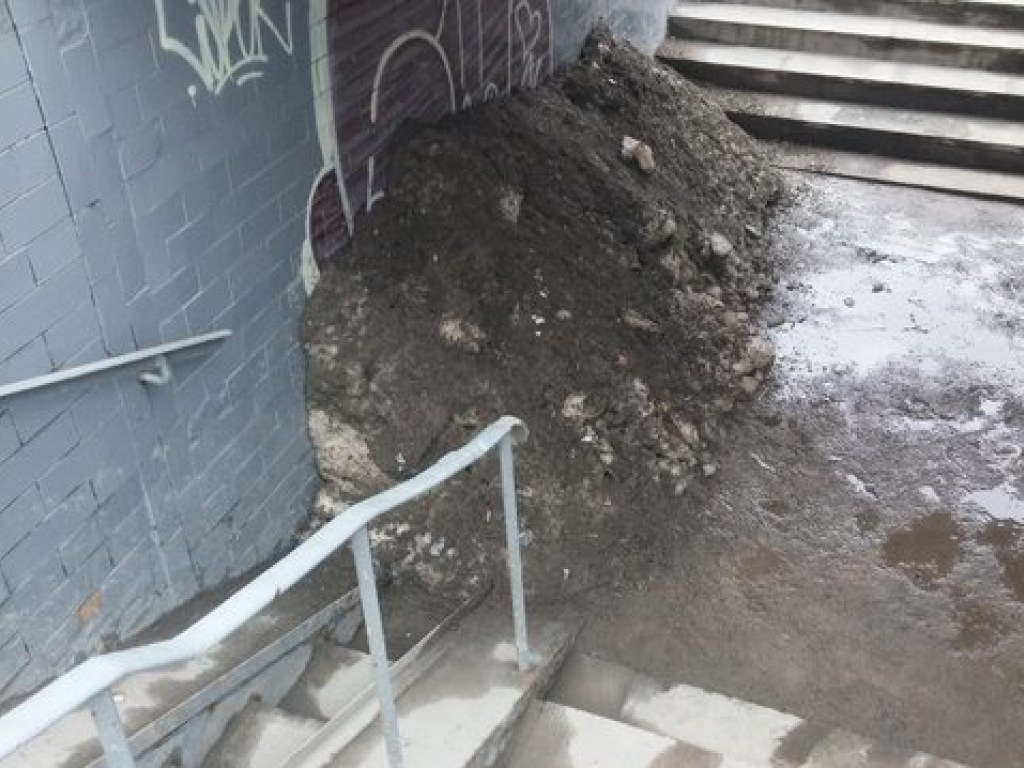 В Запорожье нашли необычный подземный переход: мамам с колясками вход запрещен (ФОТО)