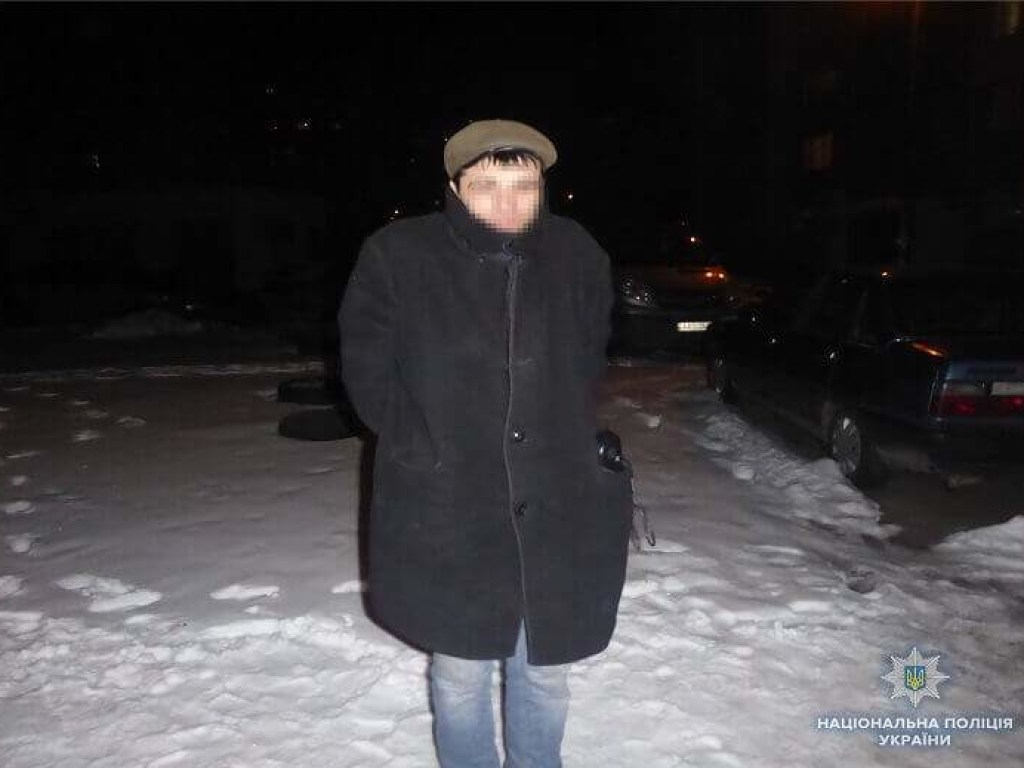 В Киеве мужчину, ограбившего авто, задержали прохожие (ФОТО)