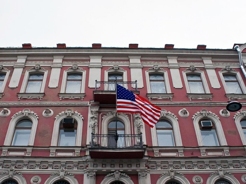 Американские дипломаты покидают генконсульство США в Санкт-Петербурге