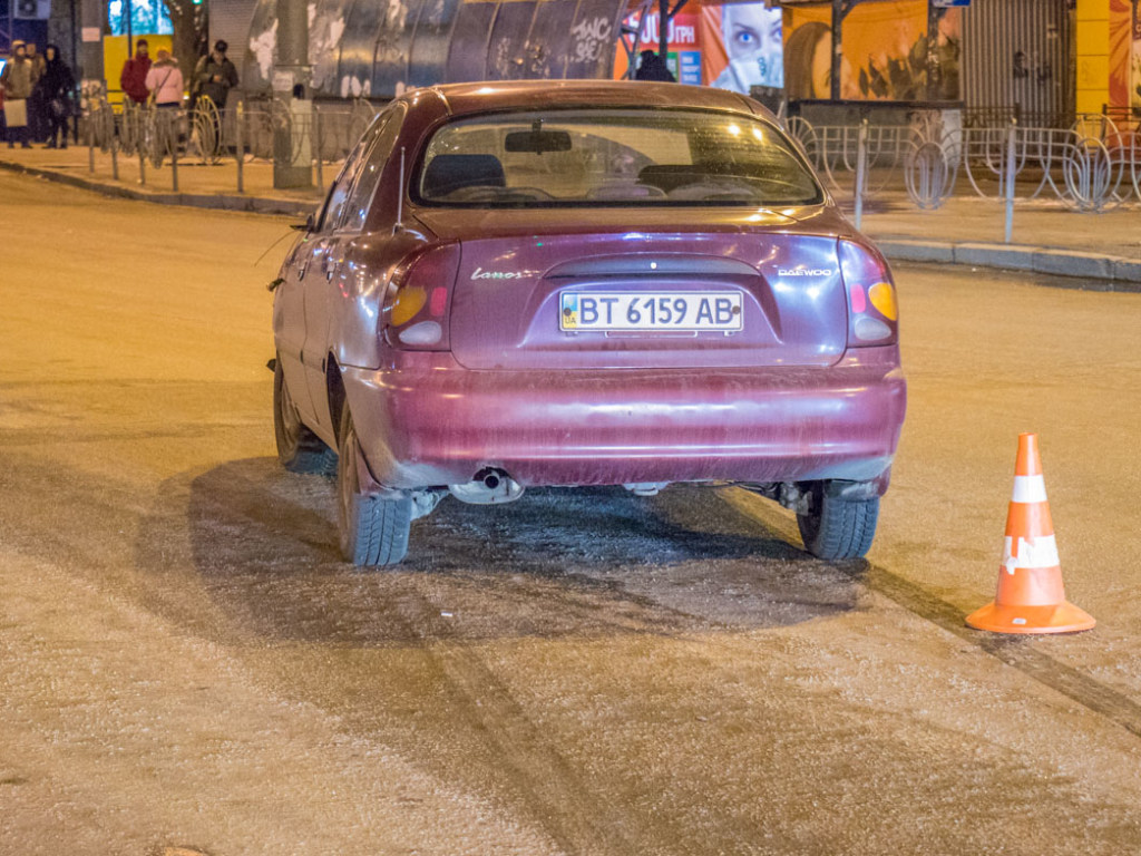 На Дарницкой площади в Киеве Lanos сбил пешехода-нарушителя (ФОТО)
