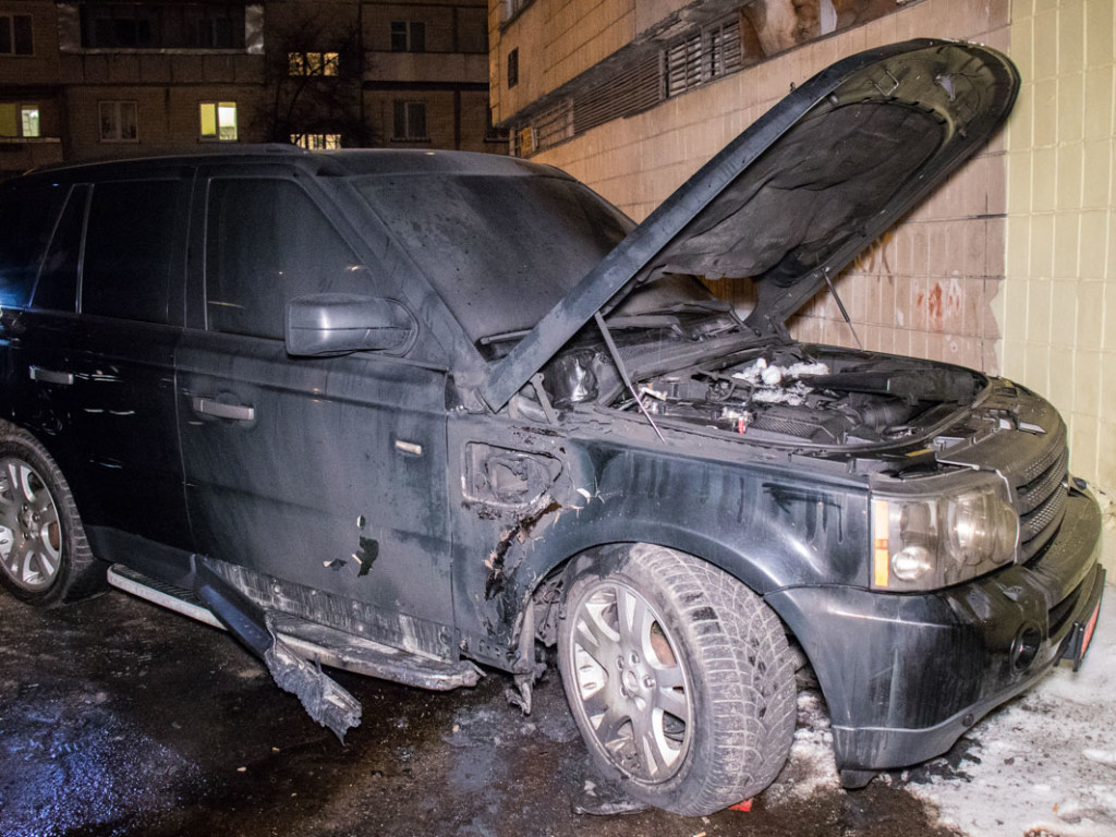 На Святошино в Киеве подожгли Range Rover, пострадал владелец (ФОТО, ВИДЕО)