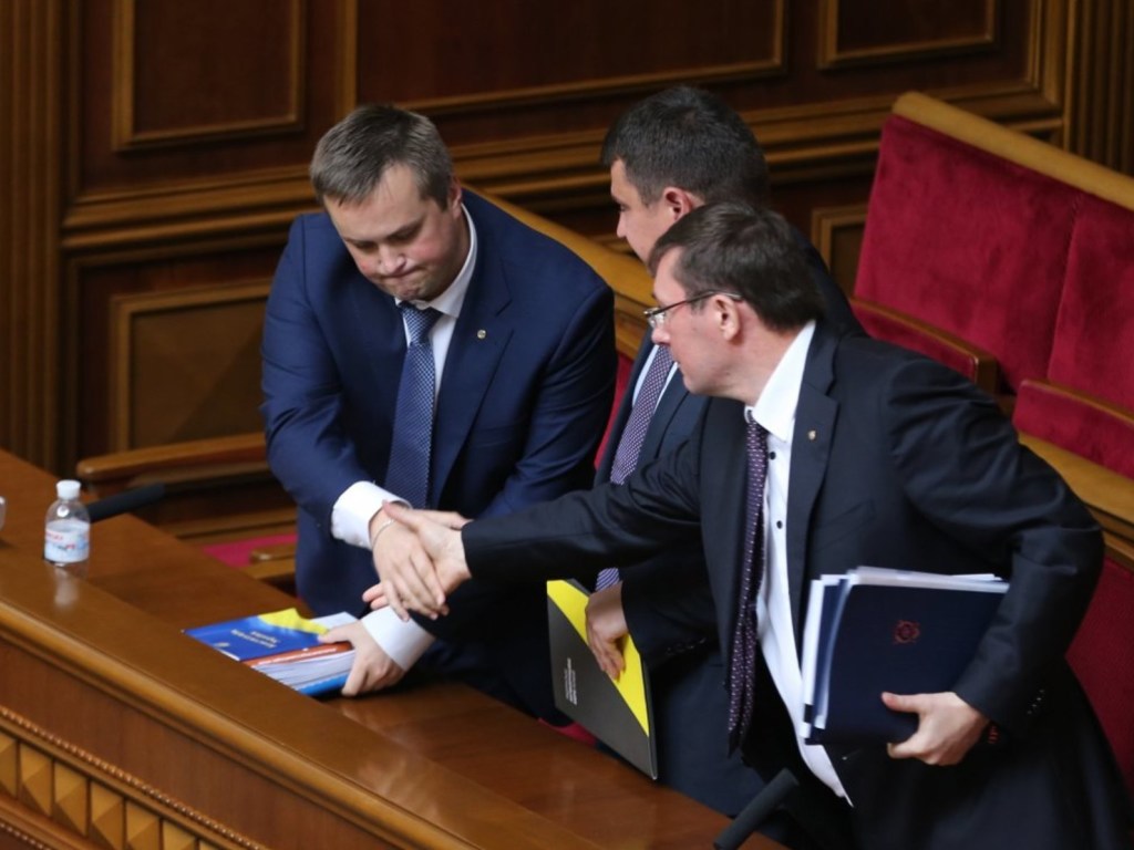 Луценко попросил снять Холодницкого с должности руководителя САП