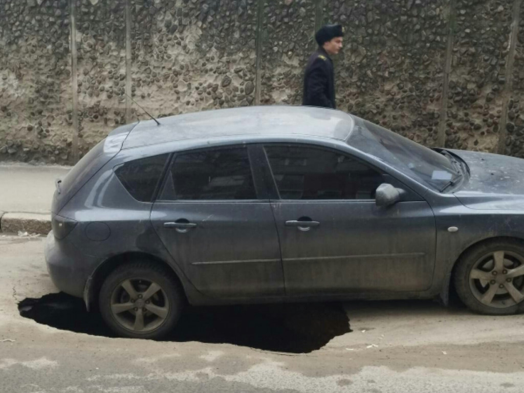 В Одессе в крупный провал угодил автомобиль (ФОТО)